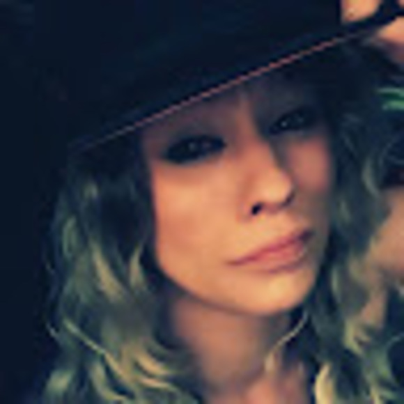 Meet your Posher, Gabrielle - Picture 1 of 1